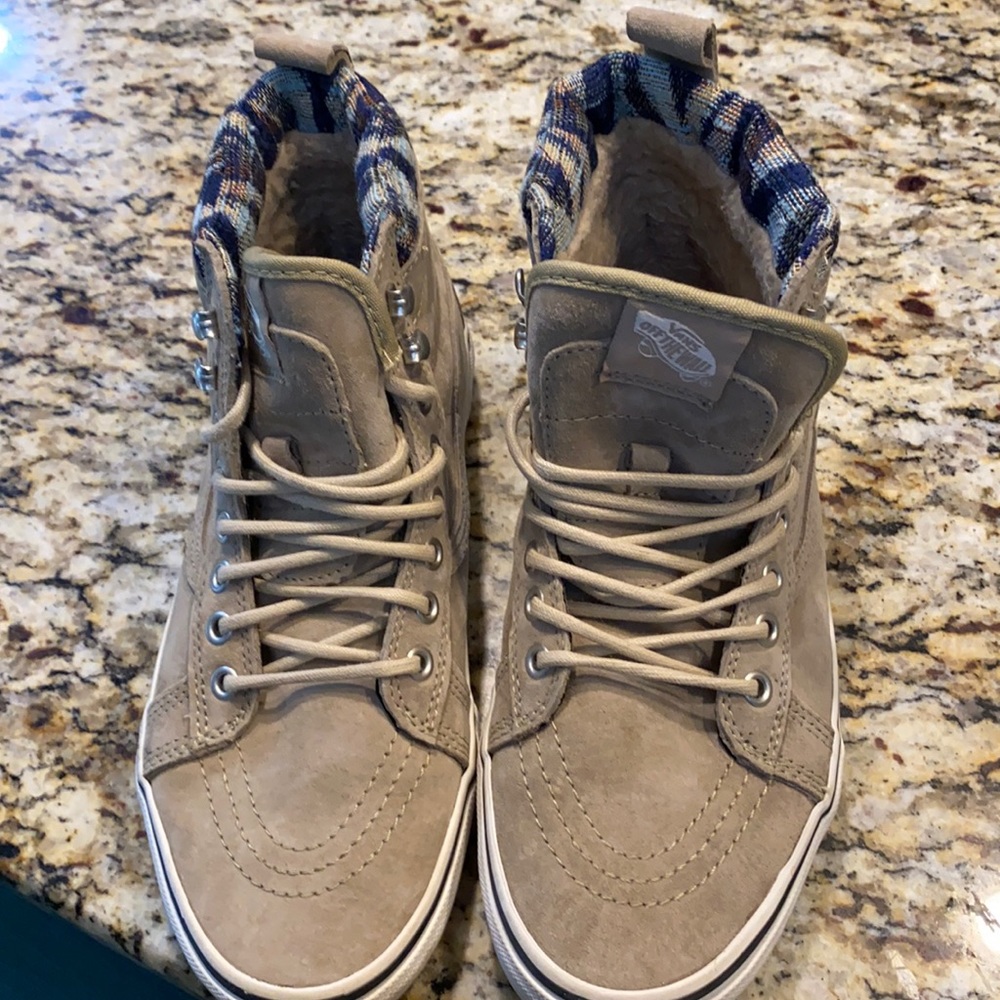Vans 8.5 boot 🥾 gray fur lined super cute